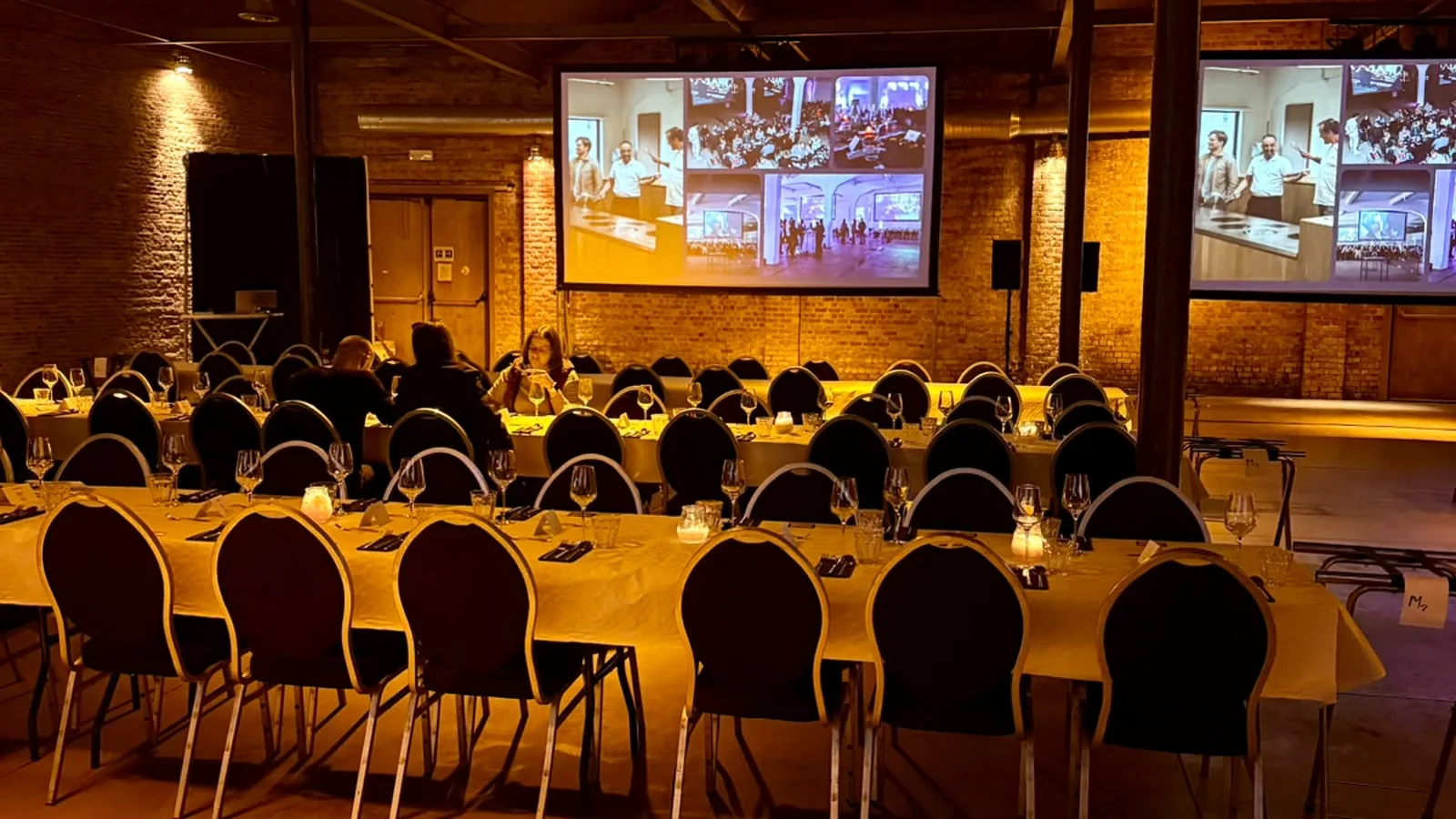 Salle de Cinema Culinair à l’Eskimofabriek de Gand, tables dressées face aux écrans avant la projection de The Menu.