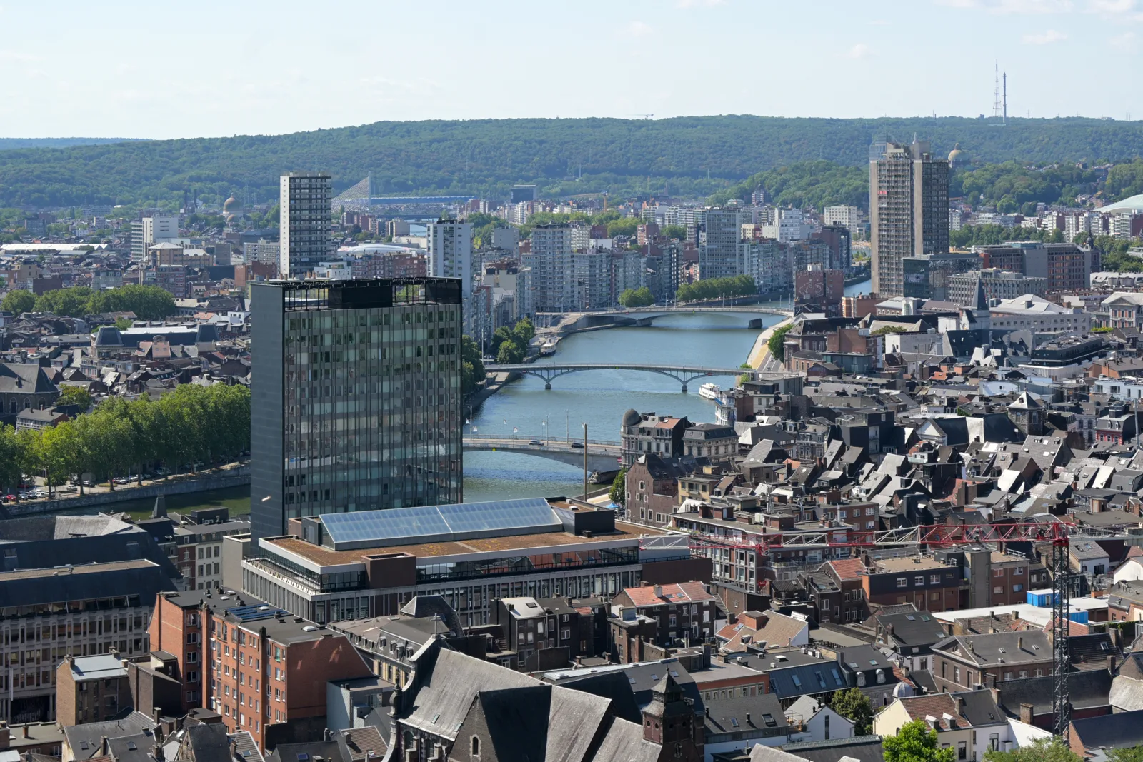 Vue panoramique sur le centre de Liège et la Meuse depuis les Coteaux de la Citadelle, ville des bars à cocktails sélectionnés en 2026.