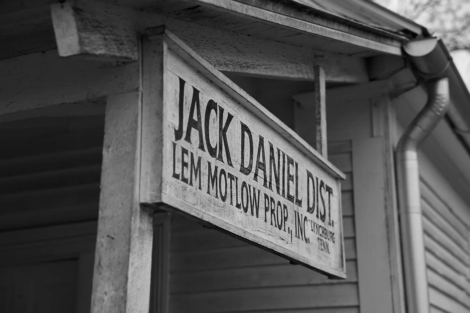 Enseigne historique Jack Daniel Dist. Lem Motlow Prop. Inc. sur un bâtiment de la distillerie de Lynchburg, Tennessee.
