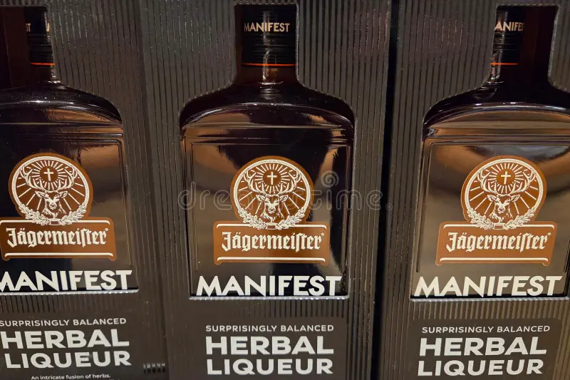 Bouteilles de Jägermeister Manifest, liqueur d’herbes allemande, alignées sur une étagère de magasin.